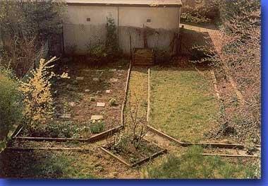 4_89.jpg - April 1989Im ersten Jahr wollte ich erst einmal abwarten, was da so alles aus dem Boden kommt.Als erstes hab ich einen Kompost aufgebaut, dann Trittplatten im Beet links gelegt; der Rest der Gestaltung wird schon mit der Zeit von alleine kommen, dachte ich mir...