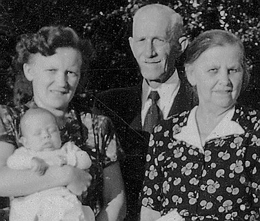 wochen.jpg - I GING zu dieser Zeit nur mit meiner lieben Mutti, weil ich erst einige Wochen alt war. Daneben die Eltern meines Vaters: von der Oma haben alle männlichen Nachkommen bis hin zu den heutigen Urenkeln die typische Nasen- und Mundform geerbt!
